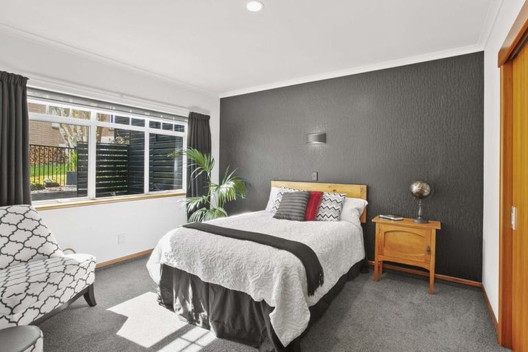 Photo of property in 8 Spencer Place, Merrilands, New Plymouth, 4312