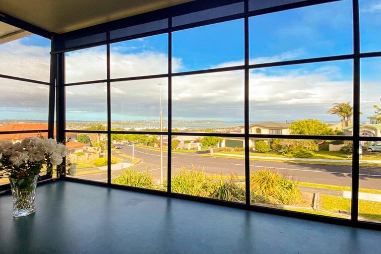 Photo of property in 20 Whiting Grove, West Harbour, Auckland, 0618