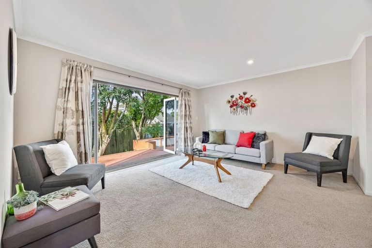 Photo of property in 13 Bridgehead Cove, West Harbour, Auckland, 0618