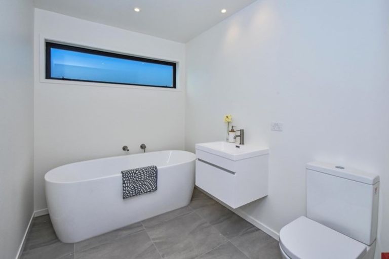 Photo of property in 26 Tapuwae Way, Mangere Bridge, Auckland, 2022