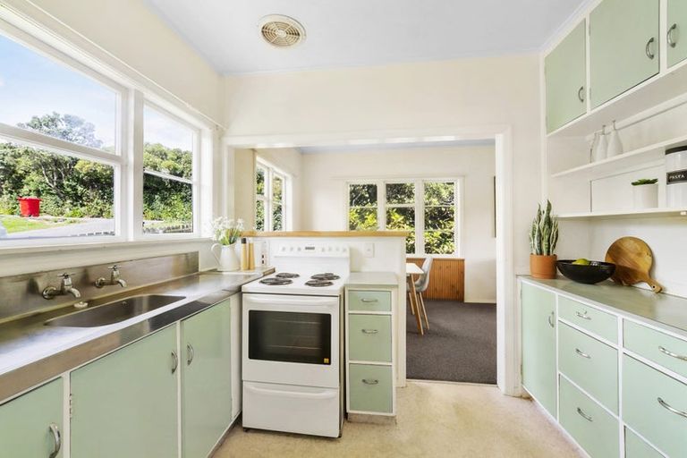 Photo of property in 4 Bracken Road, Newlands, Wellington, 6037