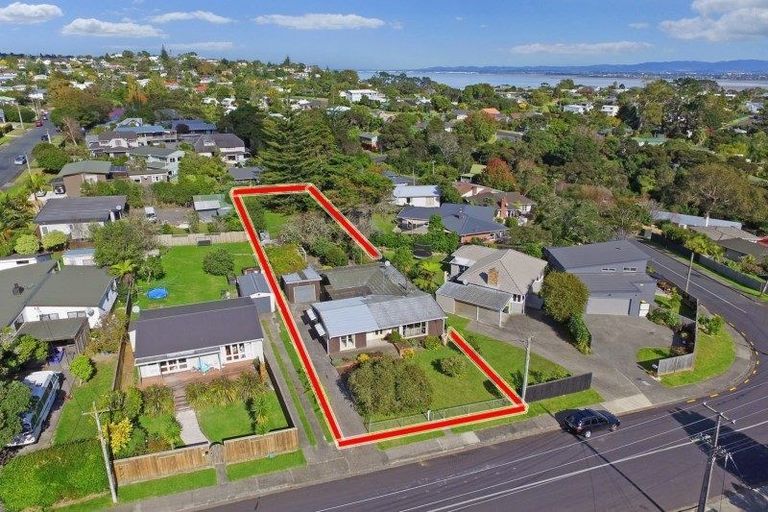 Photo of property in 32 Sunnyhaven Avenue, Beach Haven, Auckland, 0626