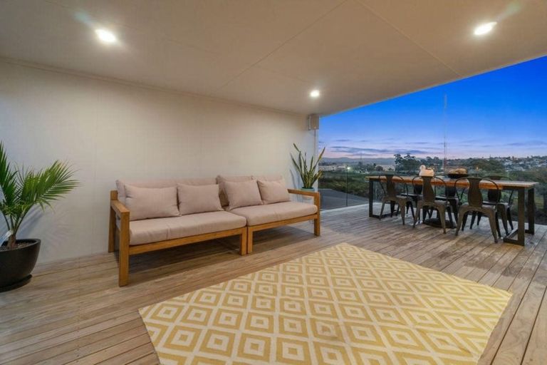 Photo of property in 27 Taioma Crescent, Te Atatu Peninsula, Auckland, 0610