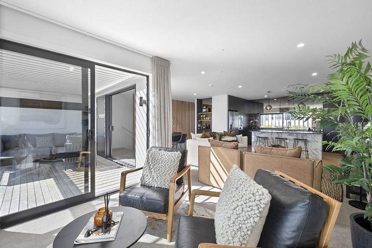 Photo of property in 2/11a Baring Terrace, Strandon, New Plymouth, 4312