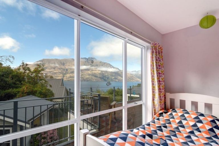 Photo of property in 2 Evergreen Place, Sunshine Bay, Queenstown, 9300