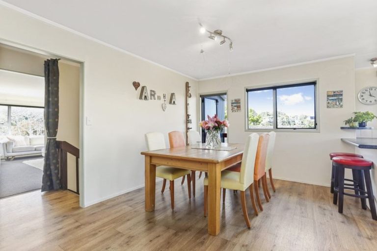 Photo of property in 8 Valdese Rise, Browns Bay, Auckland, 0630