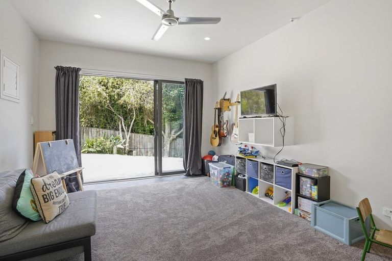 Photo of property in 18a Cottam Grove, Northcross, Auckland, 0632