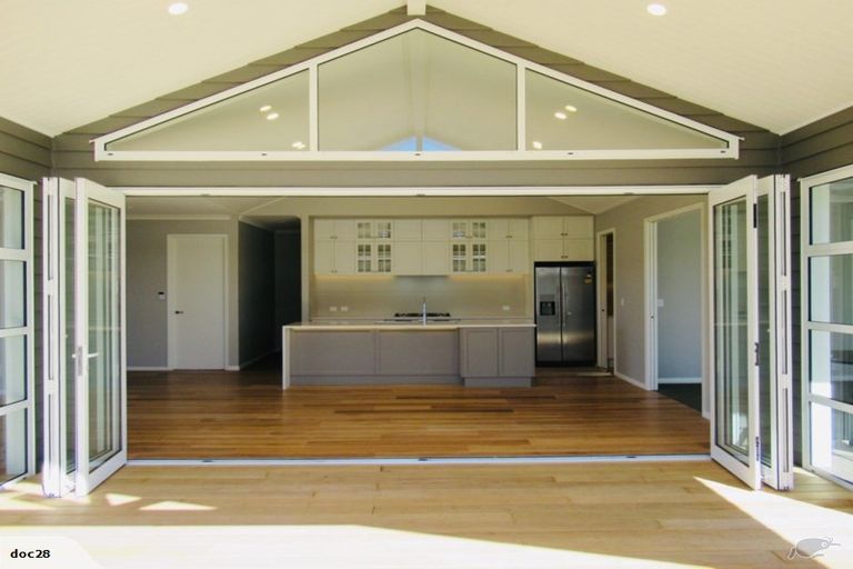 Photo of property in 8 Waitemata Drive, One Tree Point, 0118