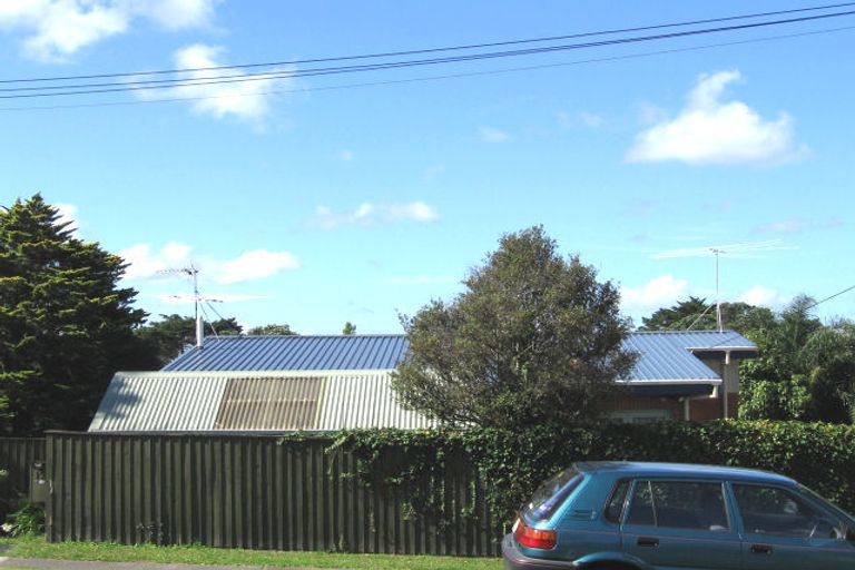 Photo of property in 10 Stanley Point Road, Stanley Point, Auckland, 0624