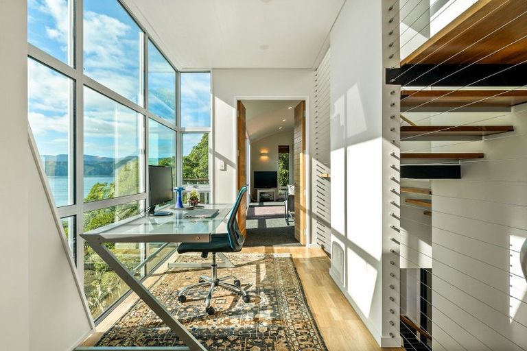 Photo of property in 365 Karaka Bay Road, Karaka Bays, Wellington, 6022