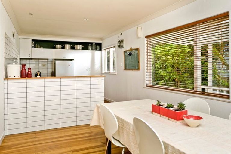 Photo of property in 255 Glenfield Road, Hillcrest, Auckland, 0627