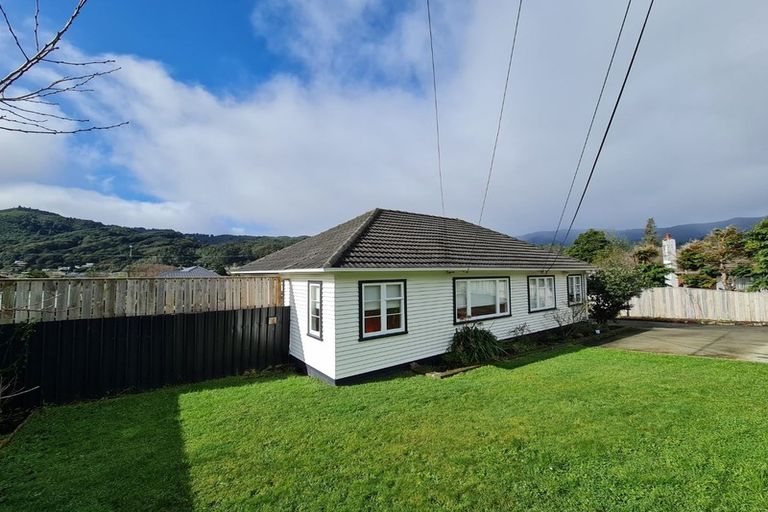 Photo of property in 5 Bledisloe Crescent, Wainuiomata, Lower Hutt, 5014