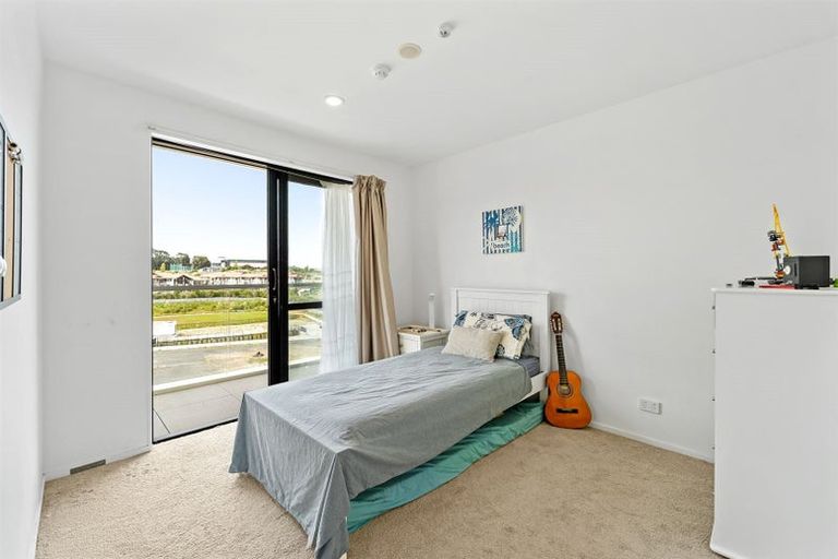Photo of property in Apollo Apartments, 201/46 Rosedale Road, Rosedale, Auckland, 0632