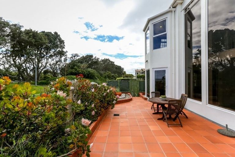 Photo of property in 1 Kawaroa Lane, New Plymouth, 4310