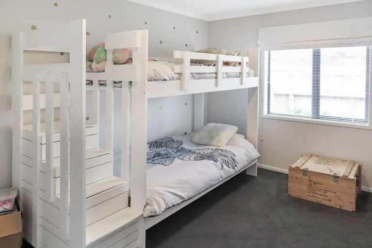 Photo of property in 76 Sunstone Crescent, Timberlea, Upper Hutt, 5018