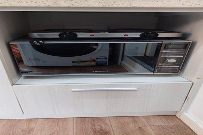 Photo of property in 19 Rauhuia Crescent, Parau, Auckland, 0604