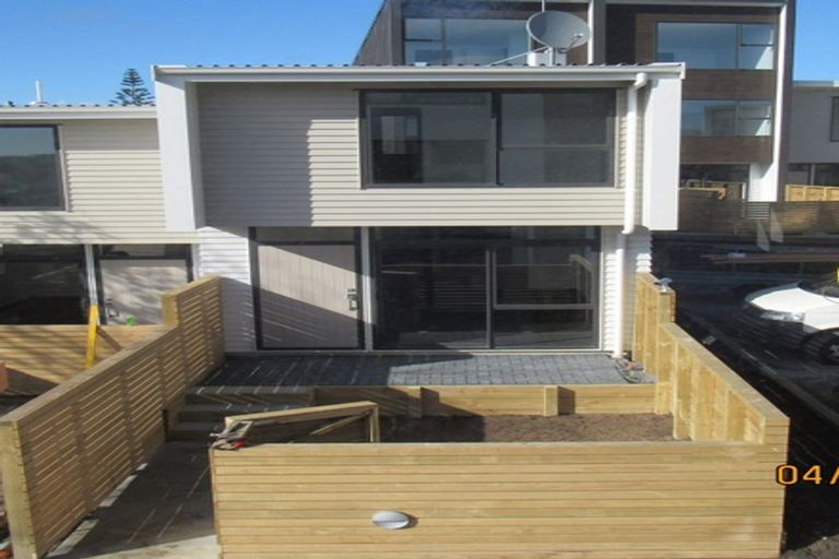 Photo of property in 3/15 Chivalry Road, Glenfield, Auckland, 0629