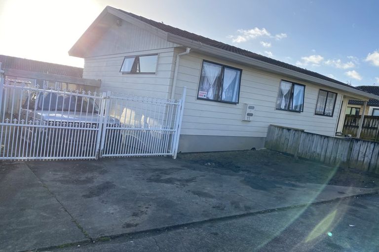 Photo of property in 2/11 Etherton Drive, Weymouth, Auckland, 2103