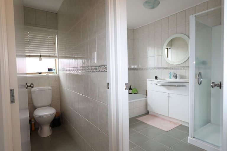 Photo of property in 98 Glenmore Road, Sunnyhills, Auckland, 2010