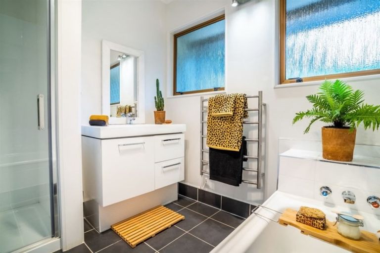 Photo of property in 42 Deuxberry Avenue, Northcote, Auckland, 0627