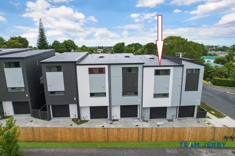 Photo of property in 2/26 Buscomb Avenue, Henderson, Auckland, 0610