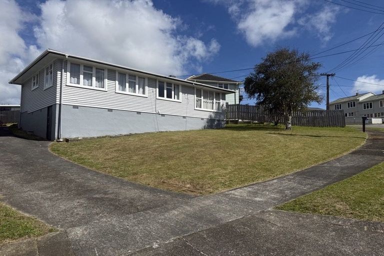 Photo of property in 8 York Place, Cannons Creek, Porirua, 5024