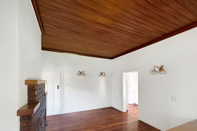 Photo of property in 21 Clayburn Road, Glen Eden, Auckland, 0602