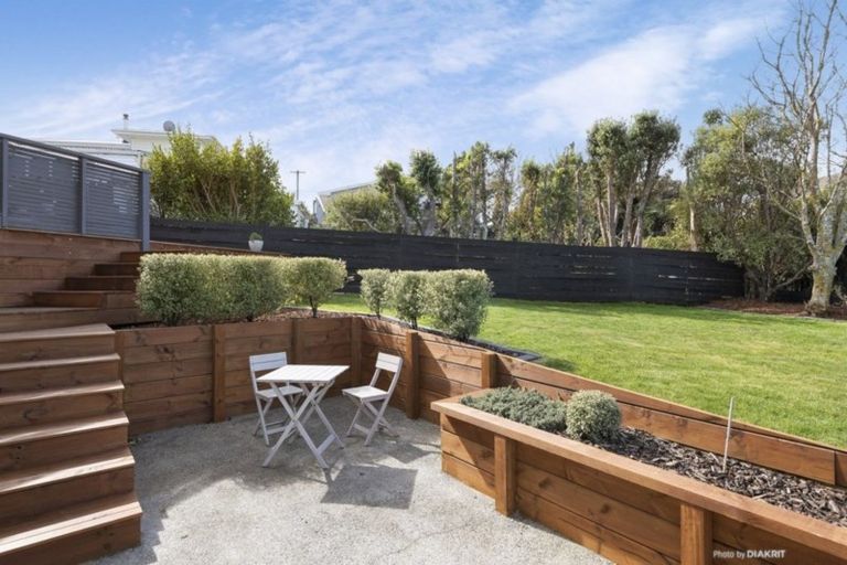 Photo of property in 3 Cheltenham Terrace, Newlands, Wellington, 6037