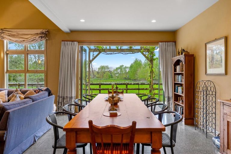 Photo of property in 744 Waitakere Road, Kumeu, 0891