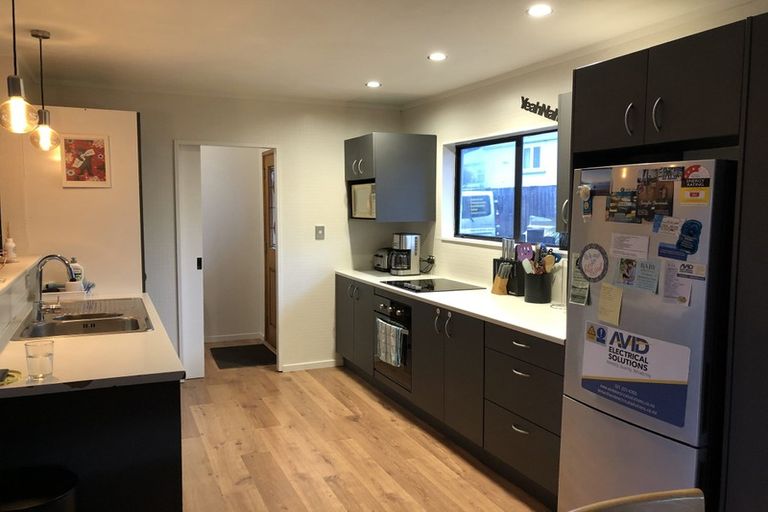 Photo of property in 3/92 Awaroa Road, Sunnyvale, Auckland, 0612