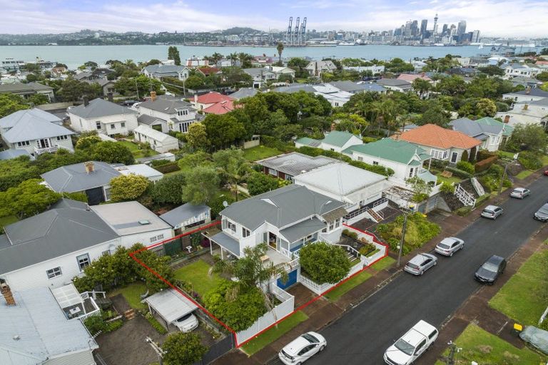 Photo of property in 1 St Leonards Road, Devonport, Auckland, 0624