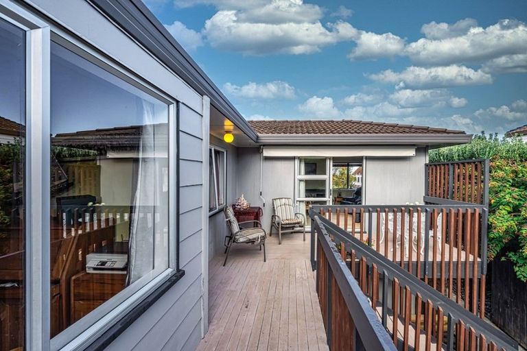 Photo of property in 2/114 Bradbury Road, Botany Downs, Auckland, 2010