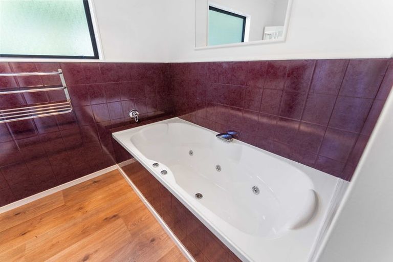 Photo of property in 14 Poneke Drive, Waikanae, 5036