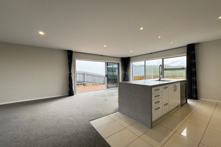 Photo of property in 61 Tamworth Crescent, Newlands, Wellington, 6037