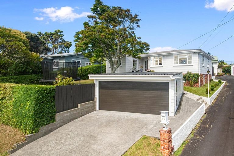 Photo of property in 64 Newington Road, Henderson, Auckland, 0612