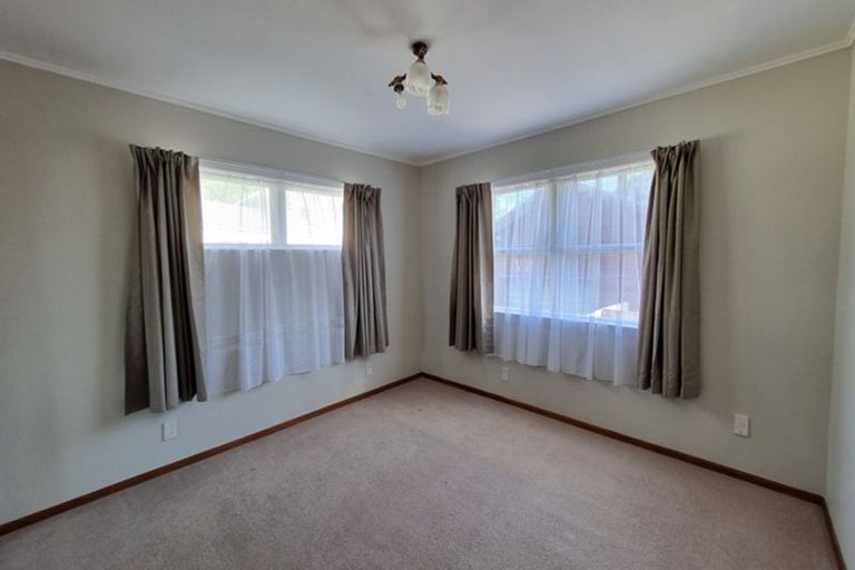 Photo of property in 62 Divich Avenue, Te Atatu South, Auckland, 0610