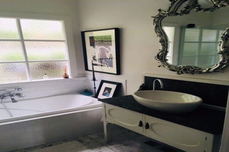 Photo of property in 144 Breaker Bay Road, Breaker Bay, Wellington, 6022