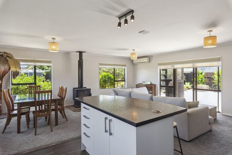 Photo of property in 4 Graham Grove, Waikanae, 5036