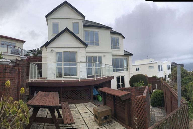 Photo of property in 22 Dress Circle, Newlands, Wellington, 6037