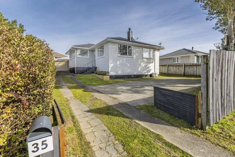 Photo of property in 35 Beauzami Crescent, Ascot Park, Porirua, 5024