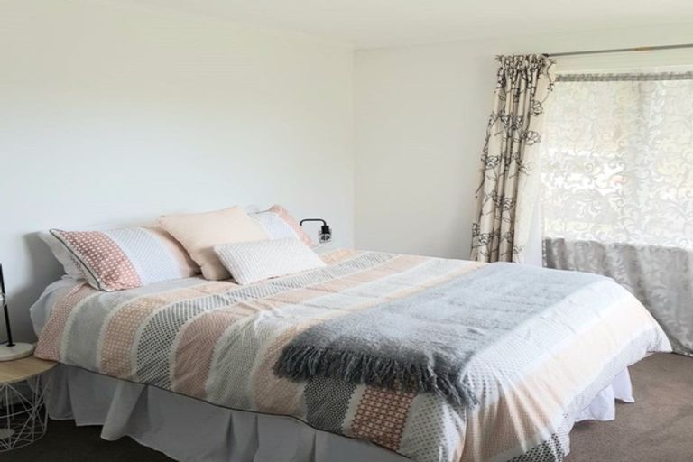 Photo of property in 48 Brooker Grove, Newlands, Wellington, 6037