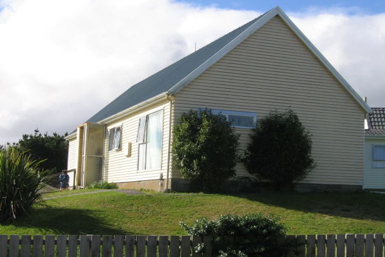 Photo of property in 4 Kingsbridge Place, Newlands, Wellington, 6037