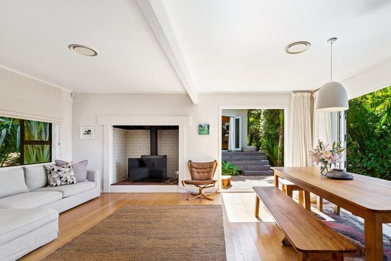 Photo of property in 282 Shaw Road, Titirangi, Auckland, 0604