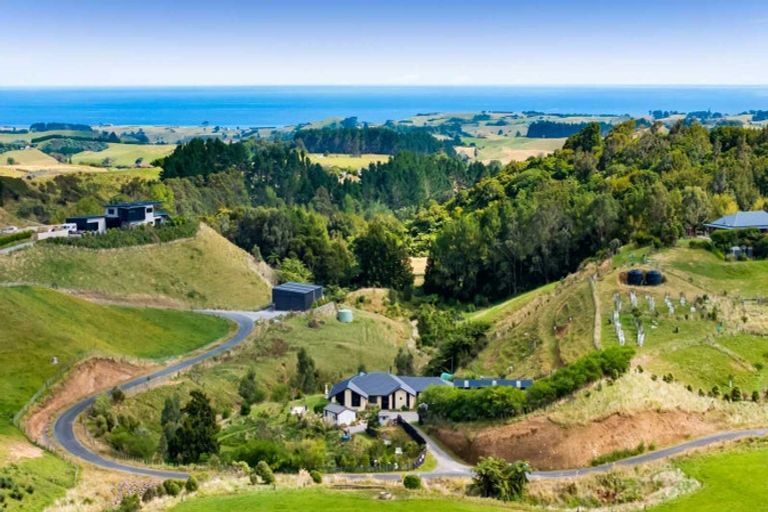 Photo of property in 2 Te Ara Karoiroa Road, Hurford, New Plymouth, 4374