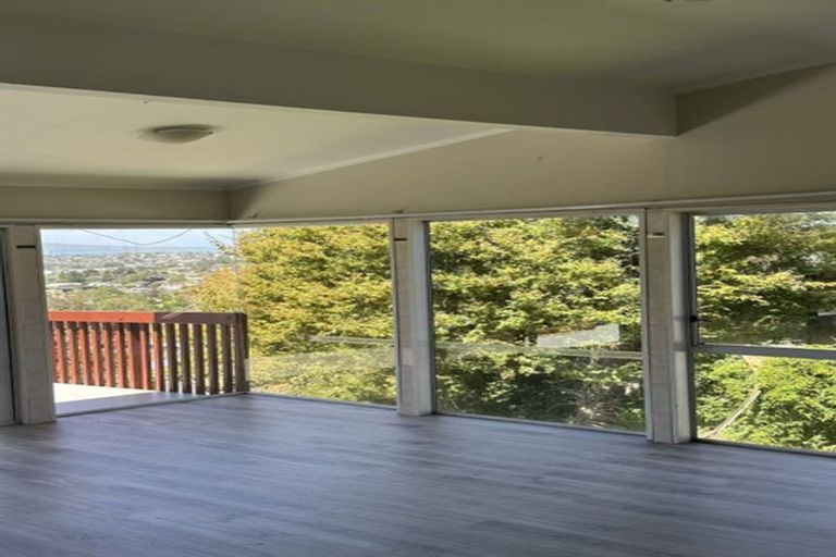 Photo of property in 635 Glenfield Road, Totara Vale, Auckland, 0629