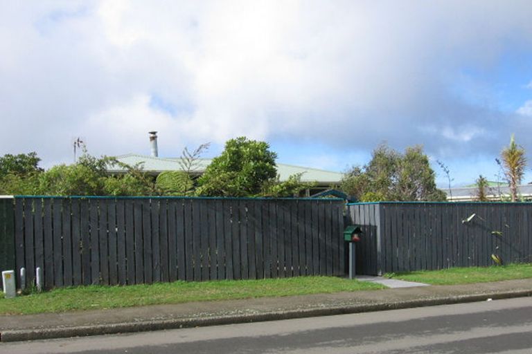 Photo of property in 11 Quigley Street, Newlands, Wellington, 6037