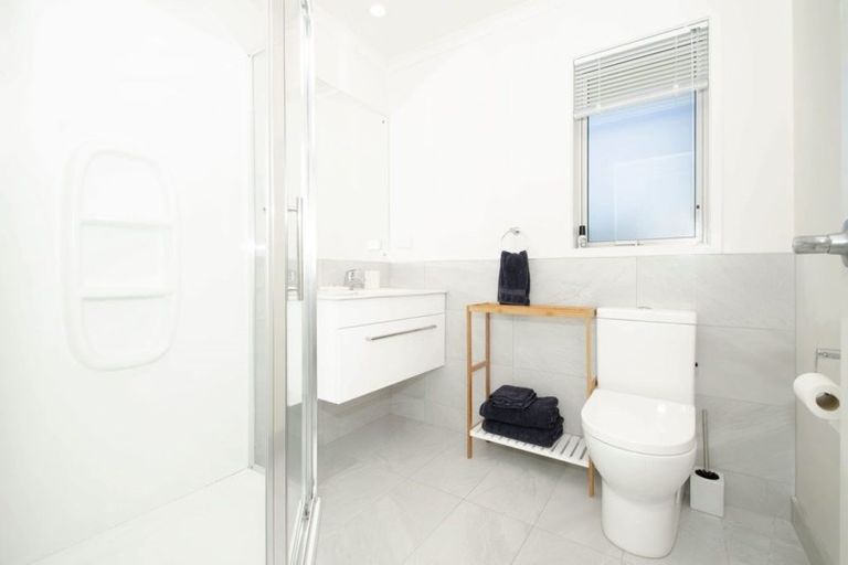 Photo of property in 5 Dumas Place, Rosehill, Papakura, 2113