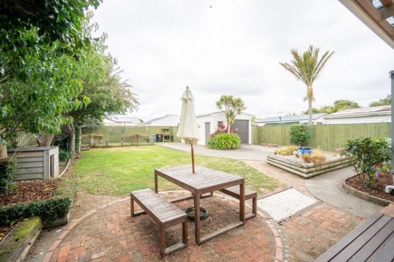 Photo of property in 19 Kingswood Street, Takaro, Palmerston North, 4412