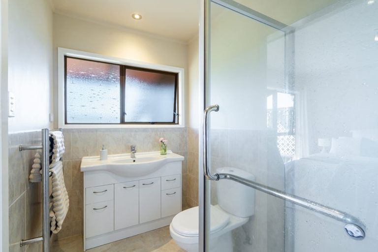 Photo of property in 20 Robin Lane, Browns Bay, Auckland, 0630