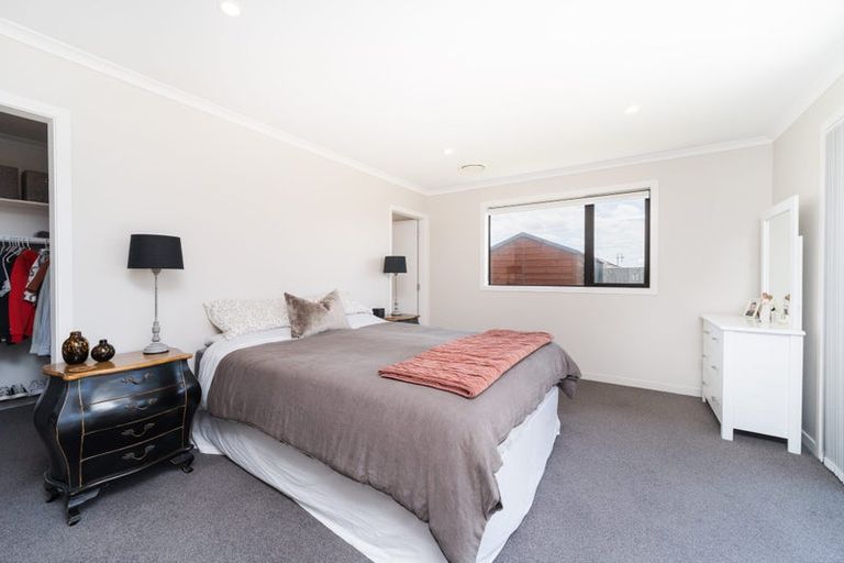 Photo of property in 11 Atlantic Drive, Fitzherbert, Palmerston North, 4410
